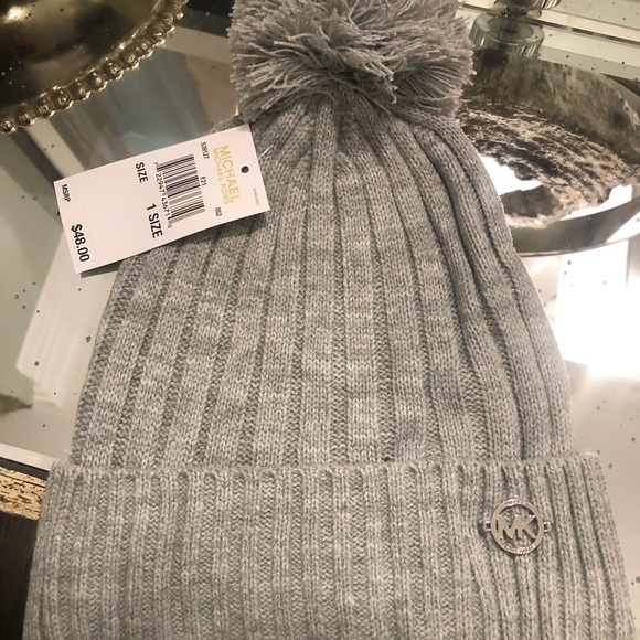 Michael Kors Beanie with Pom - Picture 3 of 8